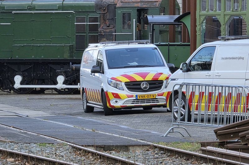 Museumlocomotief 605 van het Spoorwegmuseum herspoord door Incidentenbestrijders van ProRail